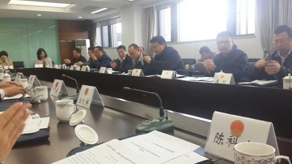 李老师今天参加市人大组织的调研活动。