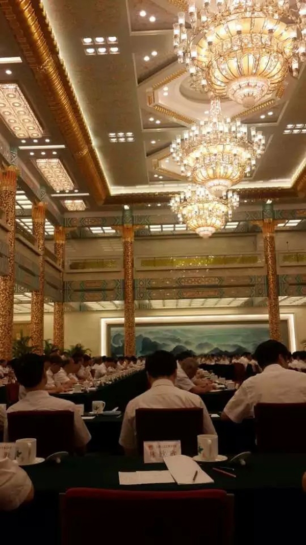 李老师在人民大会堂金色大厅参加十二届全国人大常委会第十六次会议联组会议。
