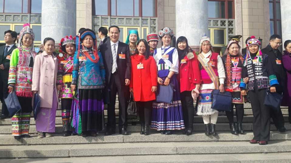 李老师出席人民大会堂参加预备会.