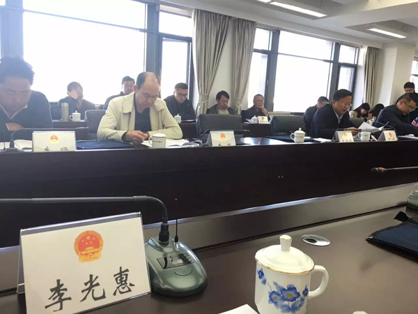 李老师参加了昆明市人大常委会组织的人大代表视察昆明市城市道路交通规划及配套设施建设工作的活动。