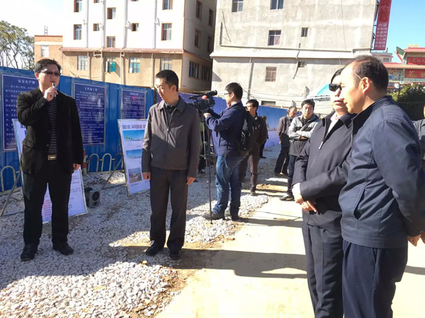 李老师参加了昆明市人大常委会组织的人大代表视察昆明市城市道路交通规划及配套设施建设工作的活动。