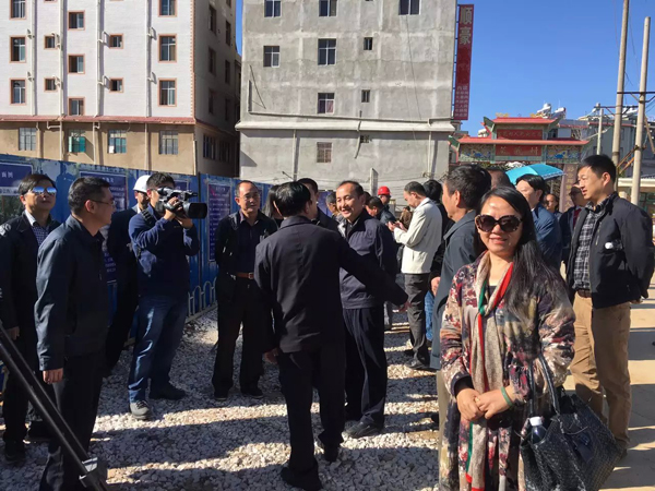 李老师参加了昆明市人大常委会组织的人大代表视察昆明市城市道路交通规划及配套设施建设工作的活动。