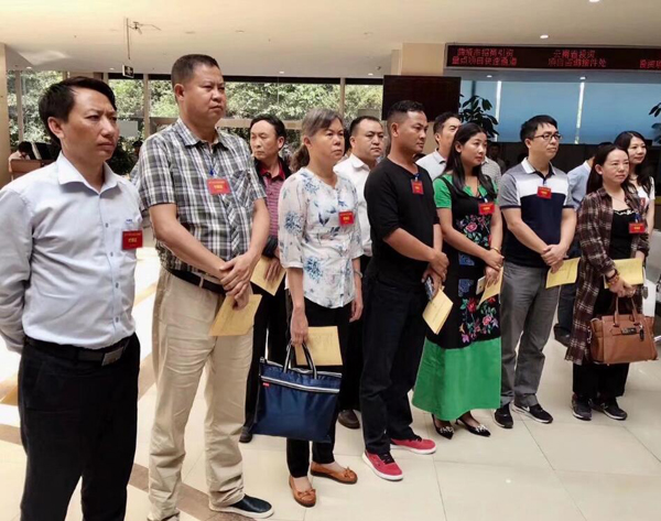李光惠老师在盘龙区政务服务中心参加调研