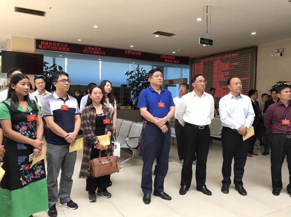 李光惠老师在盘龙区政务服务中心参加调研