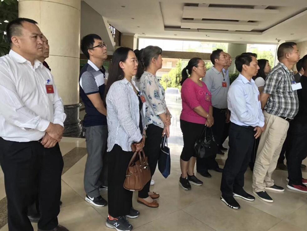 李光惠老师在盘龙区政务服务中心参加调研