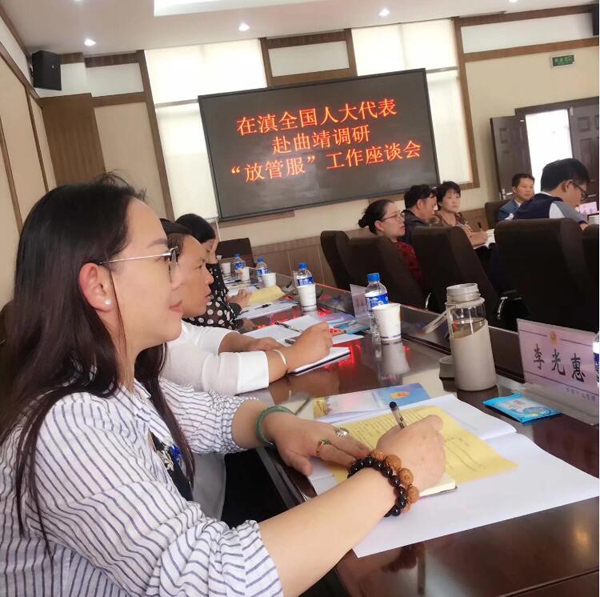 李光惠老师在盘龙区政务服务中心参加调研